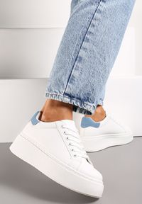 Renee - Biało-Niebieskie Sneakersy na Modnej Platformie Broida. Nosek buta: okrągły. Zapięcie: sznurówki. Kolor: biały. Materiał: materiał. Obcas: na platformie. Wysokość obcasa: niski #2
