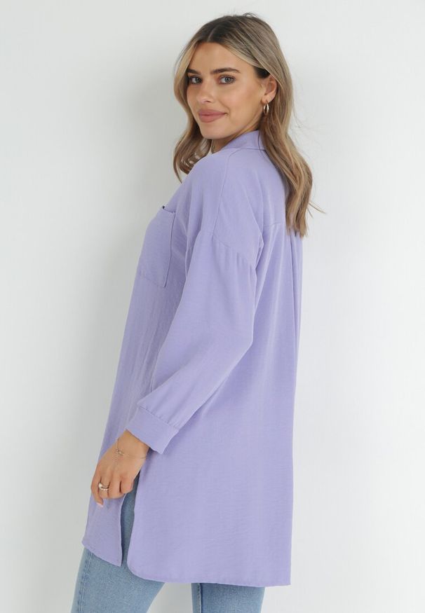 Born2be - Fioletowa Długa Koszula z Rozcięciami po Bokach i Naszytą Kieszonką Hypallia. Okazja: na co dzień. Typ kołnierza: kołnierzyk klasyczny. Kolor: fioletowy. Długość: długie. Wzór: aplikacja. Materiał: tkanina. Długość rękawa: długi rękaw. Sezon: jesień, wiosna. Styl: klasyczny, casual, elegancki