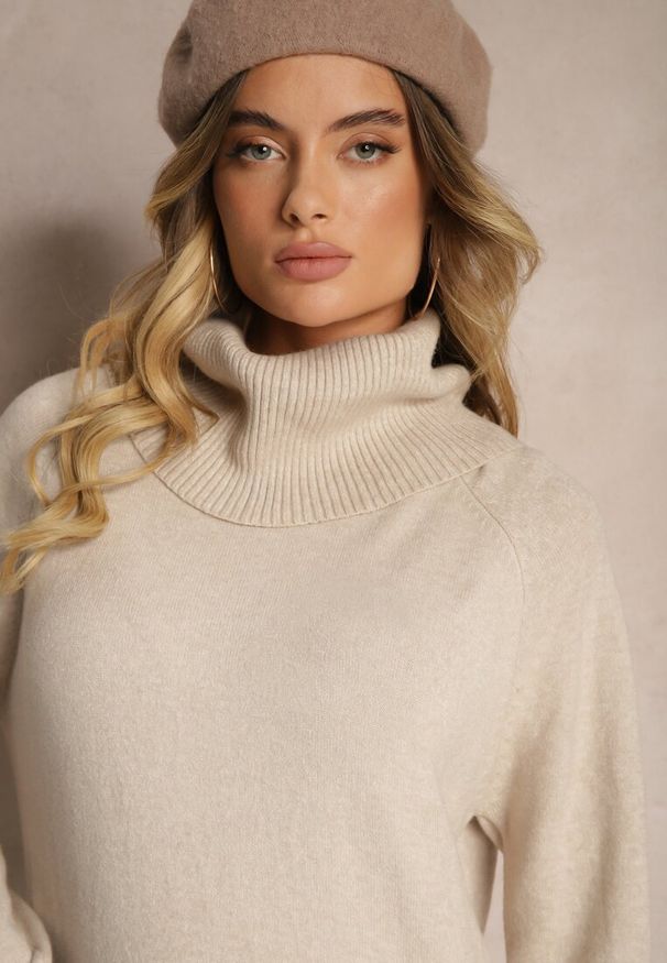 Renee - Beżowy Casualowy Golf z Domieszką Wiskozy Ozdobiony Małymi Kieszeniami Viasya. Okazja: na co dzień. Typ kołnierza: golf. Kolekcja: plus size. Kolor: beżowy. Długość: długie. Wzór: aplikacja. Materiał: wiskoza. Długość rękawa: długi rękaw. Styl: casual