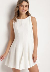 Born2be - Biała Rozkloszowana Sukienka Ozdobiona Przeszyciami Evinini. Kolor: biały. Wzór: aplikacja. Styl: klasyczny, elegancki #1