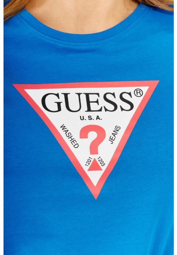 Guess - GUESS Niebieski t-shirt damski z dużym trójkątnym logo. Kolor: niebieski. Materiał: bawełna. Wzór: nadruk