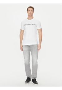 Calvin Klein Jeans T-Shirt J30J322552 Biały Slim Fit. Kolor: biały. Materiał: bawełna #5