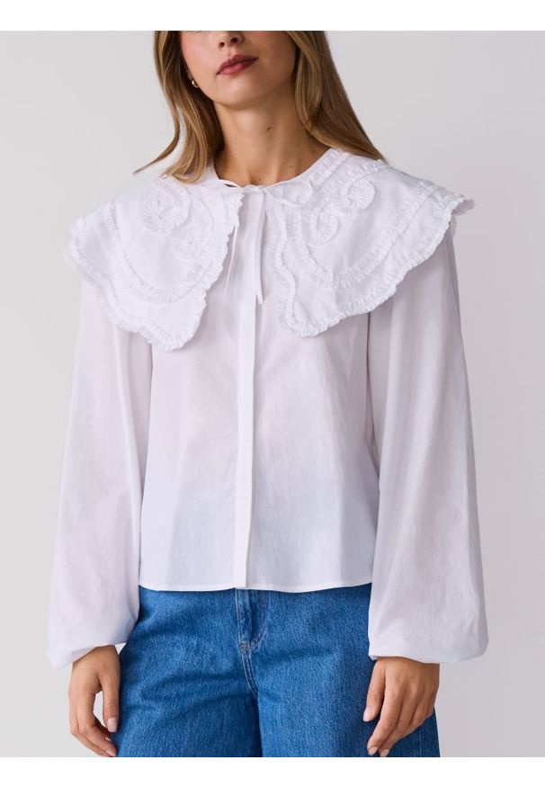 Reserved - Bluzka z ozdobnym kołnierzem - biały. Kolor: biały. Materiał: bawełna