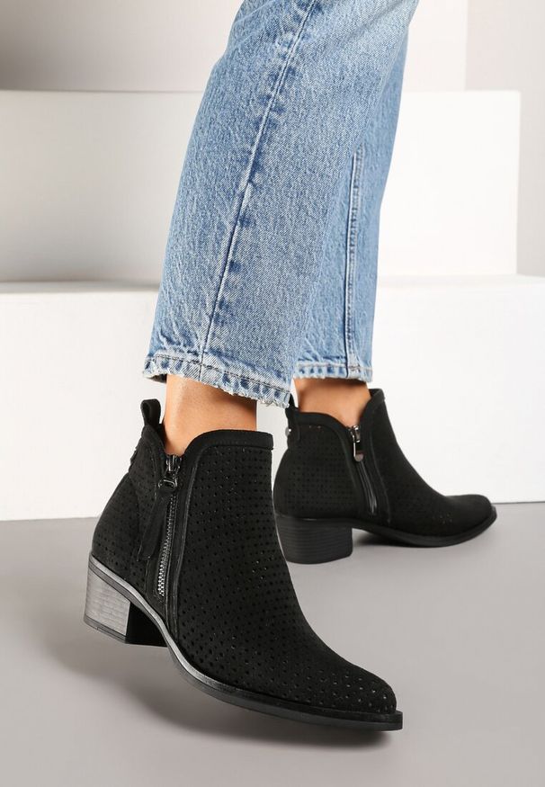 Renee - Czarne Botki z Ekozamszu na Niskim Obcasie z Ażurową Cholewką z Ozdobnym Suwakiem Etarinae. Okazja: na co dzień. Kolor: czarny. Materiał: jeans. Szerokość cholewki: normalna. Wzór: ażurowy. Obcas: na obcasie. Styl: elegancki, casual. Wysokość obcasa: niski