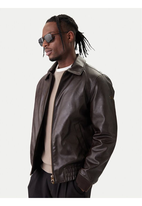 Guess Kurtka z imitacji skóry M6RL0A WJ260 Brązowy Regular Fit. Kolor: brązowy. Materiał: skóra