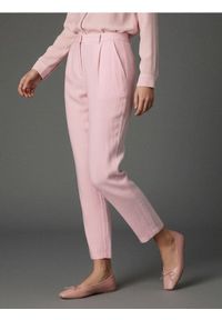 Sinsay - Eleganckie spodnie z zakładkami - różowy. Kolor: różowy. Styl: elegancki