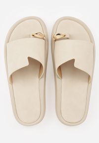 Born2be - Beżowe Klapki Typu Japonki z Metaliczną Ozdobą Samrina. Okazja: na co dzień. Kolor: beżowy. Materiał: jeans, koronka. Wzór: aplikacja. Sezon: lato. Styl: casual #4