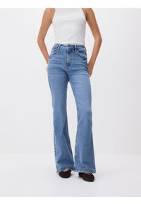 Reserved - Jeansy flare - niebieski. Kolor: niebieski
