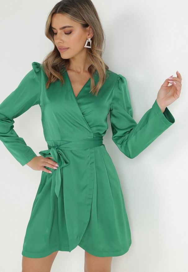 Born2be - Zielona Satynowa Sukienka Kopertowa Missa. Kolor: zielony. Materiał: satyna. Typ sukienki: kopertowe. Długość: mini