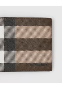 Burberry - BURBERRY - Portfel z kratę. Kolor: brązowy. Wzór: napisy #3