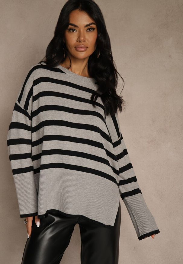 Renee - Szaro-Czarny Sweter Oversize w Paski Kalitusa. Okazja: na co dzień. Kolor: czarny. Materiał: jeans. Wzór: paski. Styl: casual