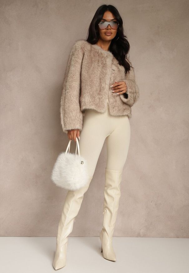 Renee - Beżowa Kurtka Futerko o Prostym Fasonie z Okrągłym Dekoltem Iddane. Okazja: na imprezę, na co dzień. Kolor: beżowy. Materiał: futro. Styl: elegancki, casual, wizytowy