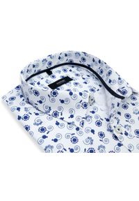 Mmer / Villaro - Koszule męskie - Biała koszula w granatowy wzór A104. Kolor: biały, wielokolorowy, niebieski. Materiał: bawełna, poliester, tkanina. Długość: długie. Styl: klasyczny #1