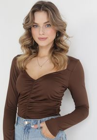 Born2be - Brązowa Bluzka z Marszczeniem i Długim Rękawem Naeramia. Kolor: brązowy. Materiał: tkanina, wiskoza, jeans. Długość rękawa: długi rękaw. Długość: długie #7