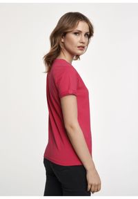 Ochnik - Różowy T-shirt damski z aplikacją wilgi. Okazja: na co dzień. Kolor: różowy. Materiał: bawełna. Długość: krótkie. Wzór: aplikacja. Styl: casual