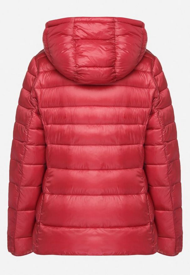 Born2be - Czerwona Pikowana Kurtka z Metalicznym Połyskiem i Odpinanym Kapturem Dairise. Kolor: czerwony. Materiał: jeans. Styl: klasyczny