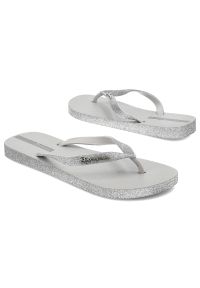 Szare Japonki Ipanema Brokatowe Klapki Damskie. Okazja: na plażę, na spacer, na co dzień. Kolor: szary. Materiał: materiał. Wzór: paski. Sezon: lato. Styl: elegancki, casual
