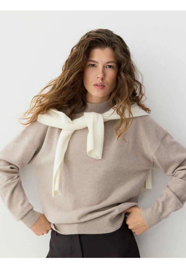Reserved - Sweter z wełny merino - beżowy. Kolor: beżowy. Materiał: wełna