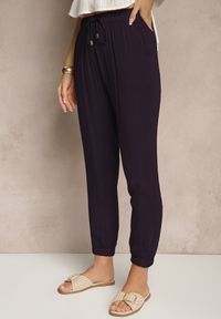 Renee - Granatowe Spodnie Dresowe High Waist z Ozdobnym Wiązaniem Ellivaria. Okazja: na co dzień. Stan: podwyższony. Kolor: niebieski. Materiał: dresówka. Styl: casual