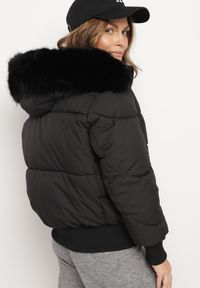 Born2be - Czarna Pikowana Kurtka z Szerokimi Ściągaczami i Ozdobnym Futrem przy Kapturze Inandria. Okazja: na co dzień, do pracy, na spotkanie biznesowe. Kolor: czarny. Materiał: futro. Długość rękawa: długi rękaw. Długość: długie. Styl: biznesowy, klasyczny, casual, elegancki #4