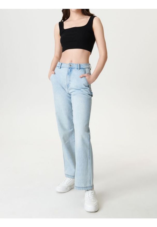 Sinsay - Prążkowany crop top - czarny. Kolor: czarny. Materiał: prążkowany