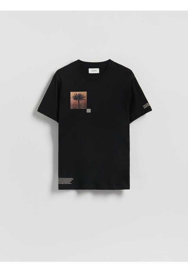 Reserved - T-shirt regular z nadrukiem - czarny. Kolor: czarny. Materiał: bawełna, dzianina. Wzór: nadruk