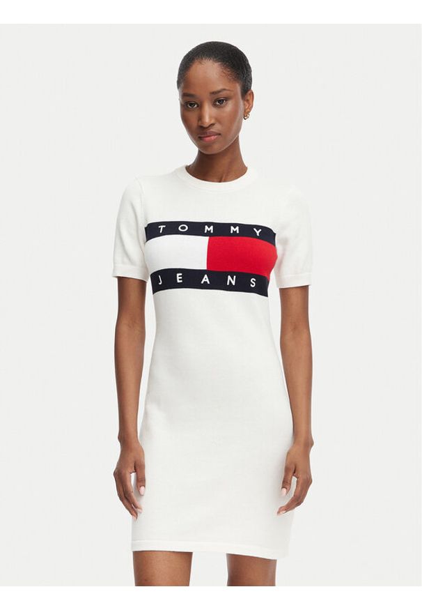 Tommy Jeans Sukienka codzienna Flag DW0DW22853 Biały Slim Fit. Okazja: na co dzień. Kolor: biały. Materiał: bawełna. Typ sukienki: proste. Styl: casual