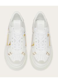 VALENTINO - Białe sneakersy ze złotym logo VL7N. Nosek buta: okrągły. Kolor: biały. Materiał: guma, tkanina. Obcas: na płaskiej podeszwie #4