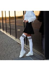 Milena - Zakolanówki ze ściagaczem 216 paski wh/bk. Kolor: biały. Materiał: tkanina, materiał, poliamid, bawełna, elastan. Wzór: paski