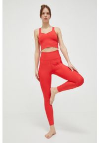 CASALL - Casall legginsy do jogi kolor czerwony gładkie. Kolor: czerwony. Materiał: skóra, dzianina, materiał, włókno. Wzór: gładki. Sport: joga i pilates #1