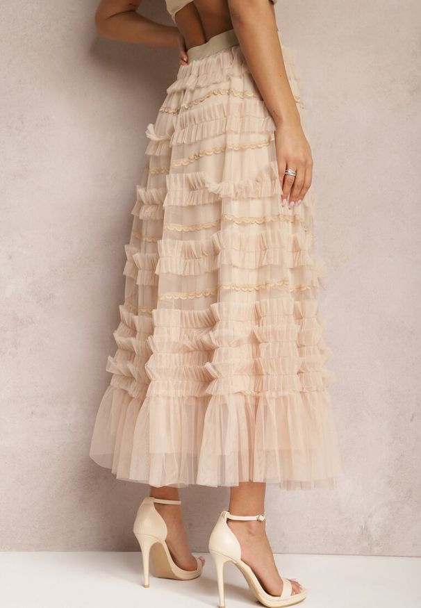 Renee - Beżowa Rozkloszowana Spódnica Maxi Zdobiona Falbankami z Tiulu z Gumką w Pasie Remina. Kolor: beżowy. Materiał: tiul. Wzór: aplikacja