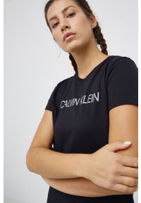 Calvin Klein Performance - T-shirt. Kolor: czarny. Materiał: dzianina, materiał. Wzór: nadruk
