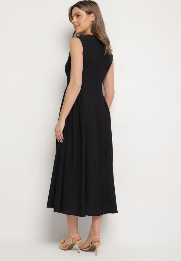 Born2be - Czarna Wiskozowa Sukienka o Rozkloszowanym Kroju Lirice. Okazja: na co dzień. Kolor: czarny. Materiał: wiskoza. Typ sukienki: proste. Styl: klasyczny, elegancki, casual