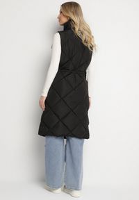Born2be - Czarna Pikowana Kamizelka o Długim Kroju ze Stójką i Kieszeniami Avatheia. Okazja: na co dzień. Typ kołnierza: kołnierzyk stójkowy. Kolor: czarny. Materiał: jeans. Długość: długie. Wzór: aplikacja. Styl: elegancki, casual, klasyczny #7