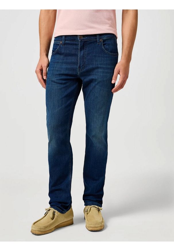 Wrangler - MESKIE SPODNIE WRANGLER GREENSBORO METRO RETRO 112362447. Styl: retro