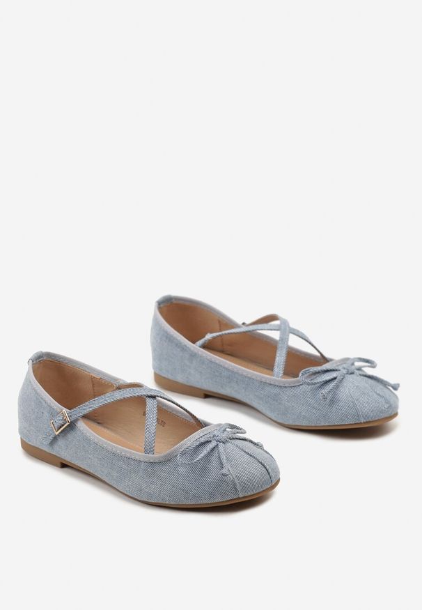 Renee - Niebieskie Balerinki z Ozdobnymi Paskami na Sprzączkę i Kokardką Zrisa. Okazja: na co dzień, do pracy. Zapięcie: pasek. Kolor: niebieski. Materiał: jeans. Wzór: paski. Obcas: na obcasie. Styl: elegancki, casual