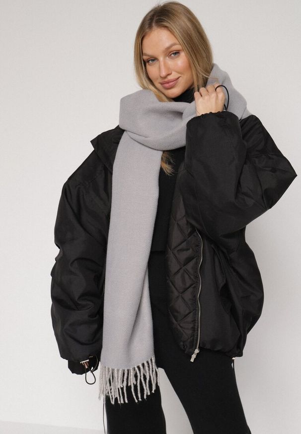 Born2be - Ciemnoszary Klasyczny Szalik z Bawełny i Wiskozy z Frędzlami Vetilisa. Kolor: szary. Materiał: bawełna, wiskoza. Styl: klasyczny