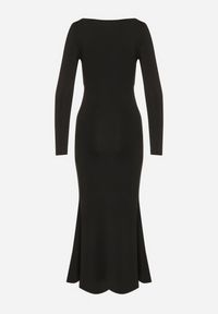 Born2be - Czarna Sukienka z Wiskozą Ozdobiona Metalową Klamrą Refira. Okazja: na co dzień. Kolor: czarny. Materiał: wiskoza. Wzór: aplikacja. Typ sukienki: proste. Styl: wizytowy, casual, elegancki #4