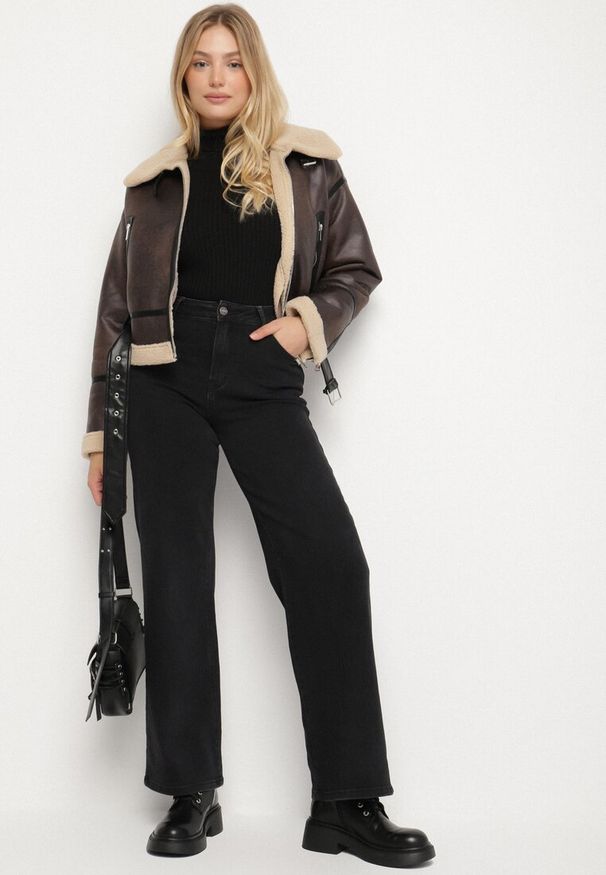 Born2be - Czarne Jeansy o Szerokim Kroju z Regularnym Stanem Isomara. Okazja: na co dzień. Kolor: czarny. Styl: casual, elegancki