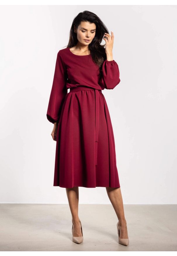 Infinite You - Elegancka sukienka rozkloszowana z długim rękawem bordowa. Kolor: czerwony, czarny, brązowy. Długość rękawa: długi rękaw. Styl: elegancki