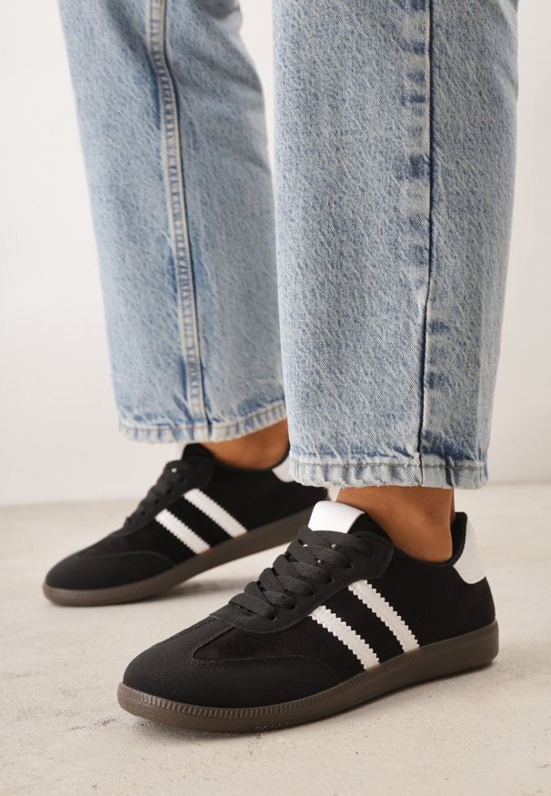 Born2be - Czarno-Białe Sneakersy z Imitacji Zamszu na Płaskiej Podeszwie Memeriana. Kolor: czarny. Materiał: zamsz. Szerokość cholewki: normalna. Obcas: na płaskiej podeszwie