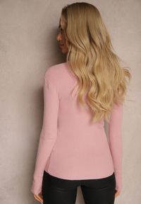 Renee - Jasnoróżowy Sweter Golf z Ozdobnym Wycięciem Przy Dekolcie Erticia. Typ kołnierza: golf. Kolor: różowy. Sezon: zima