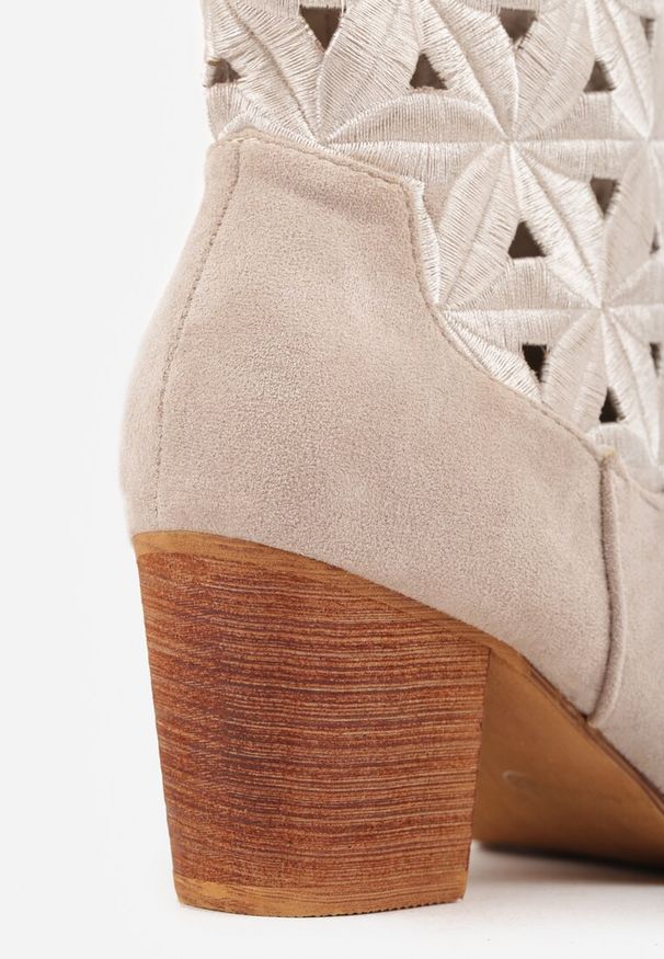 Renee - Jasnobeżowe Botki Kowbojki Vices na Słupku z Geometrycznym Motywem Sarori. Kolor: beżowy. Materiał: jeans. Wzór: geometria. Obcas: na słupku. Styl: elegancki. Wysokość obcasa: średni