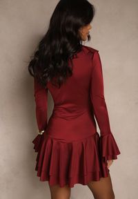 Renee - Bordowa Sukienka o Taliowanym Kroju z Falbanami Tiseania. Okazja: na randkę. Typ kołnierza: dekolt w kształcie V, kołnierz z falbankami, dekolt sznurowany. Kolor: czerwony. Styl: klasyczny #2