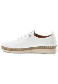 Półbuty damskie Filippo, cholewka ze skóry naturalnej licowej perforowana powierzchnia wiązany fason, białe, DP7542/26. Kolor: biały. Materiał: skóra. Szerokość cholewki: normalna #2