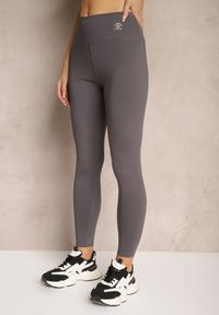 Renee - Ciemnoszare Sportowe Legginsy High Waist z Małym Ozdobnym Znaczkiem Lerilane. Stan: podwyższony. Kolor: szary. Styl: sportowy #4