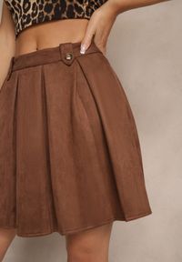 Renee - Brązowa Rozkloszowana Spódnica z Ekozamszu z Plisami w Stylu Preppy Sealia. Okazja: do pracy. Kolor: brązowy. Styl: wizytowy, klasyczny, elegancki