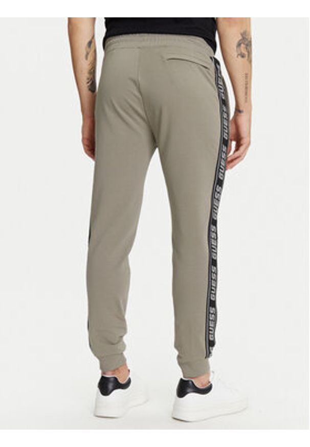 Guess Spodnie dresowe Z2YB19 K6ZS1 Khaki Regular Fit. Kolor: brązowy. Materiał: bawełna