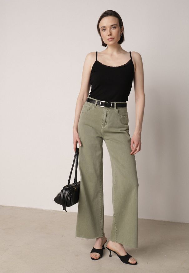 Born2be - Czarny Bawełniany Top Bieliźniany z Koronką na Regulowanych Ramiączkach Beralisa. Okazja: na co dzień. Kolor: czarny. Materiał: bawełna, koronka. Długość rękawa: na ramiączkach. Wzór: koronka. Sezon: jesień, zima. Styl: casual, klasyczny