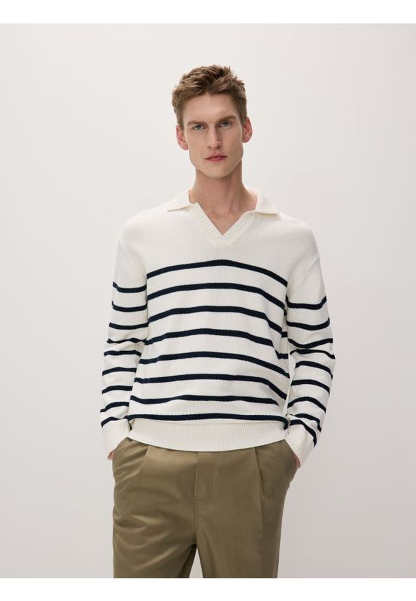 Reserved - Bawełniany sweter w paski - złamana biel. Typ kołnierza: polo. Materiał: bawełna. Wzór: paski
